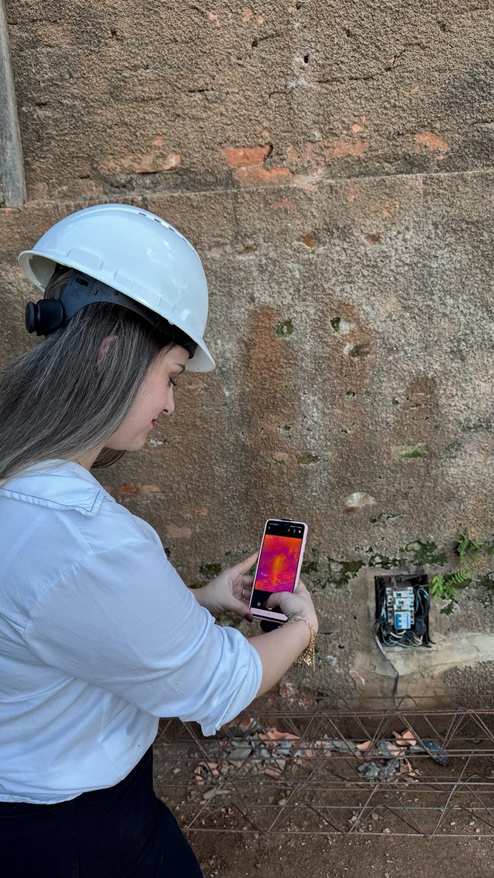 Caroline Gimenes realizando inspeção termográfica